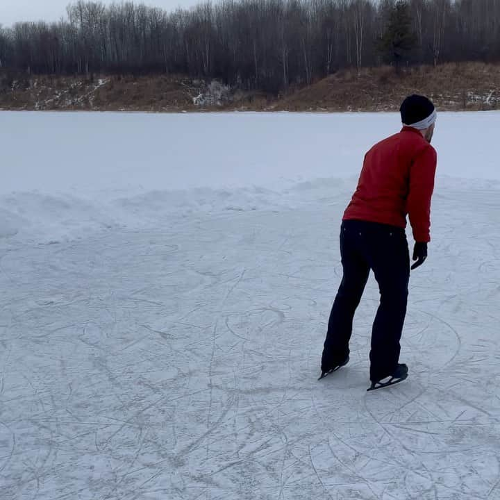 ヴォーン・チピアーのインスタグラム：「Much shoveling was involved... #auraskates #johnwilsonblades #carbonfiber #lighterthanyours #figureskating #ODR #alberta #backflip」