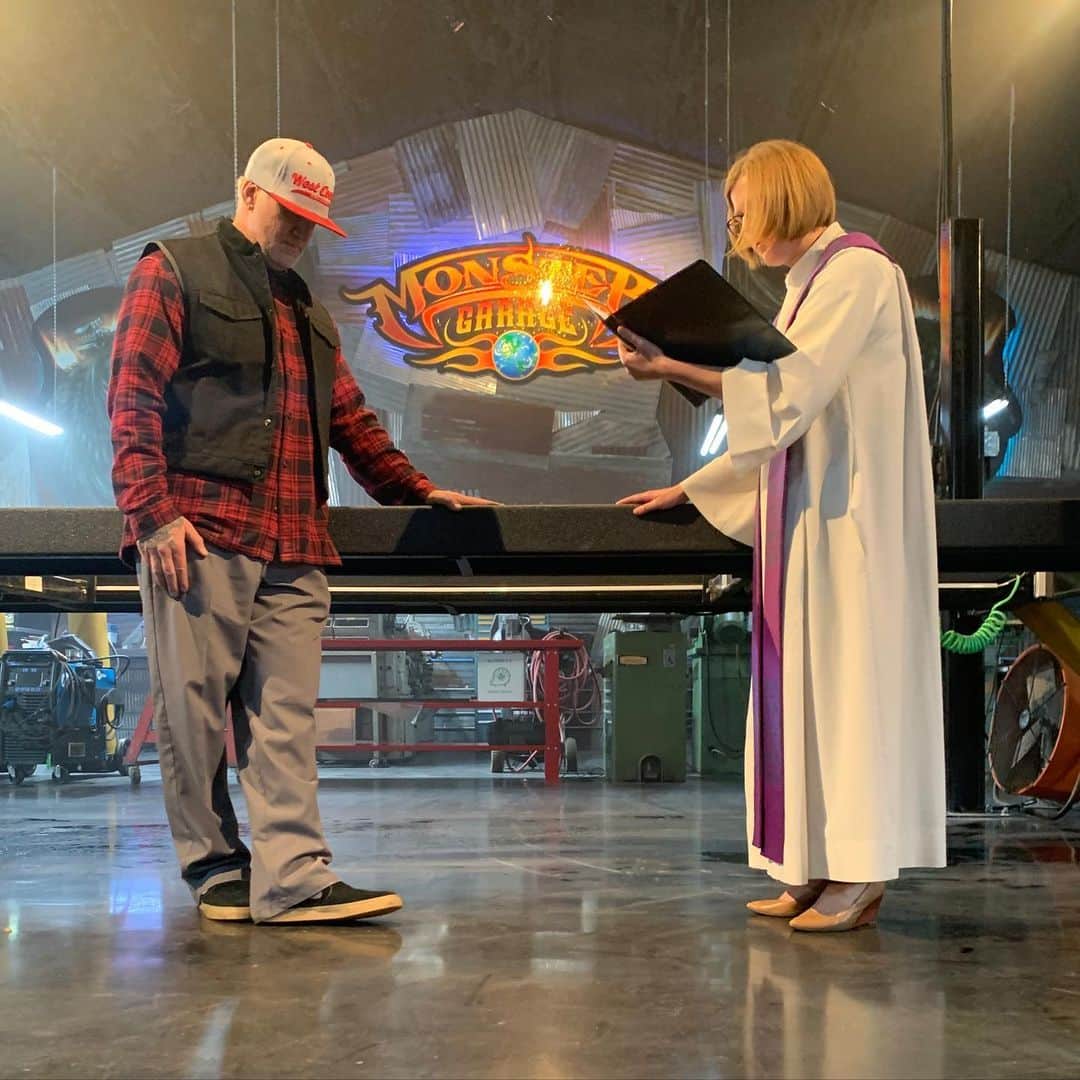 ウエストコーストチョッパーズのインスタグラム：「On this Sunday, the eve of the debut of the NEW @officialmonstergarage   I wanted to let y’all know how serious I’m taking this second shot at MG. and Not leaving anything to chance. I had the whole shop and all the tools blessed by a priest.  She was very sweet and insisted on also blessing my hands(which got me choked up)  I know it’s just a dumb TV show. But like everything I do. I poured my heart and soul in it. Trying make as good as possible, and offset all the cursing on a couple episodes😘  That’s it. Talk to you mofo’s tomorrow.  #jessejames  @officialmonstergarage  @discoveryplus  @discoveryinctv」