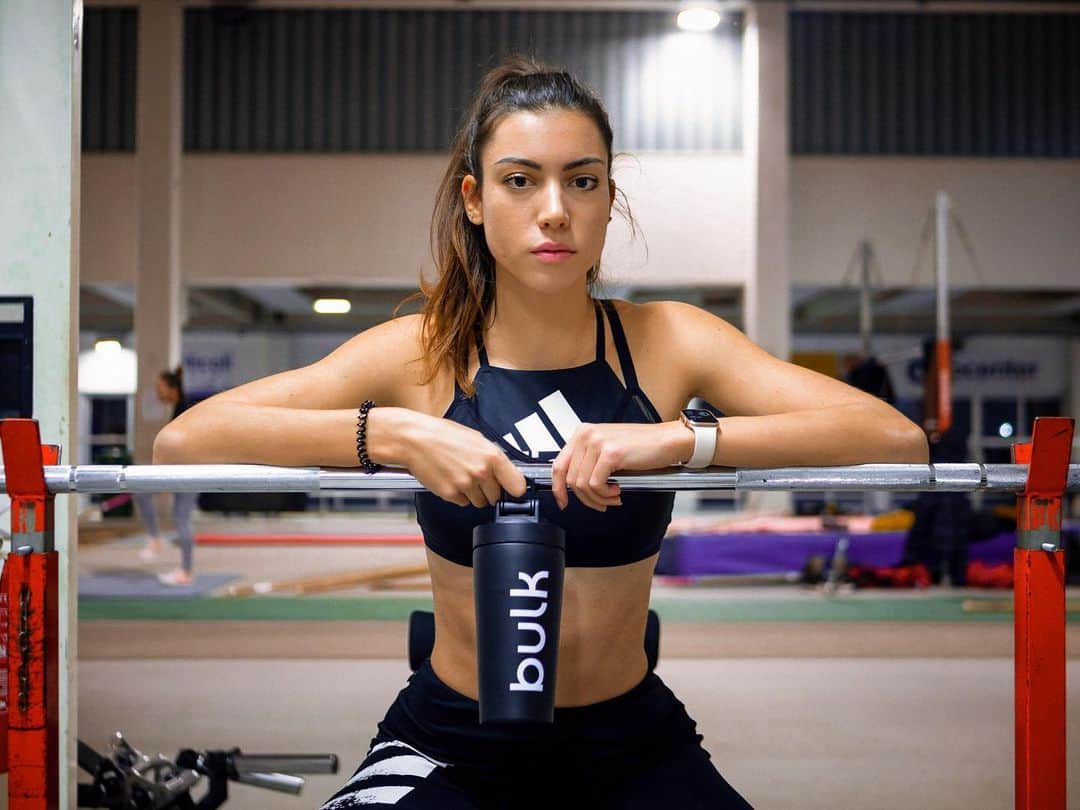 のインスタグラム：「Already two years with @bulk  I’m so grateful to have had the opportunity to be part of  this amazing team. The design of all products (as you can see, including logo) has been renewed🤩  So I’m happy to announce the beginning of their new chapter 🥳  Go to the link in BIO and give a look to the website Up to 75% off and a shaker gift 🎁 only for today  2️⃣0️⃣2️⃣1️⃣⬛️  #Thisisnutrition #teambulk」