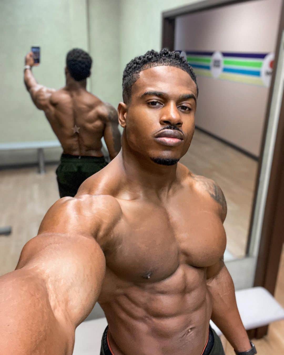 Simeon Pandaさんのインスタグラム写真 - (Simeon PandaInstagram)「I’ll be keeping the tree up all year🎄😅💪🏾   👉Download my diet & full training routines at SIMEONPANDA.COM⁣⁣⁣⁣⁣⁣  ⁣💴 Sign up to the @elimin8challenge for your chance to win a share of $8,000 💵 just to get in the best shape of your life 💪 Head to Elimin8.com  Link in bio⁣⁣⁣⁣  ⁣👉 Be sure to SUBSCRIBE to my YouTube channel: YouTube.com/simeonpanda 👈⁣⁣⁣⁣⁣⁣⁣⁣⁣ Many more 🏠 home workouts all FREE at Youtube.com/simeonpanda ⁣⁣⁣⁣⁣⁣⁣⁣⁣ ⁣⁣⁣⁣⁣⁣ 💊 Follow @innosupps INNOSUPPS.COM ⚡️ for the supplements I use👌🏾⁣⁣⁣⁣⁣⁣⁣ ⁣⁣⁣⁣⁣ #simeonpanda #christmastree #coastfitness」1月4日 2時44分 - simeonpanda