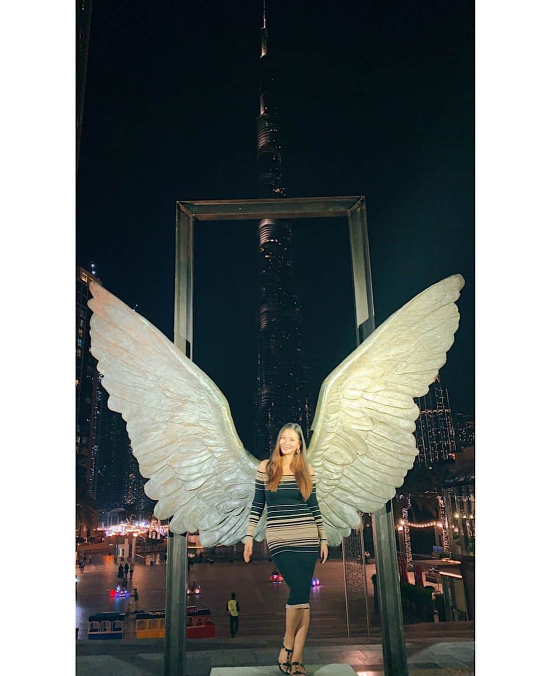 西田有沙さんのインスタグラム写真 - (西田有沙Instagram)「Perfect wings to fly away🦋バージュカリファ大きすぎて写真に入れるのが大変🥺✨　#dubaiwings #dubai #burjkhalifa #ドバイ #旅行 #travel」1月4日 2時44分 - arisa_nishida