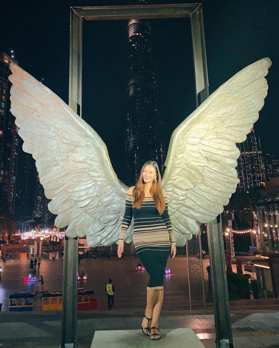 西田有沙のインスタグラム：「Perfect wings to fly away🦋バージュカリファ大きすぎて写真に入れるのが大変🥺✨　#dubaiwings #dubai #burjkhalifa #ドバイ #旅行 #travel」