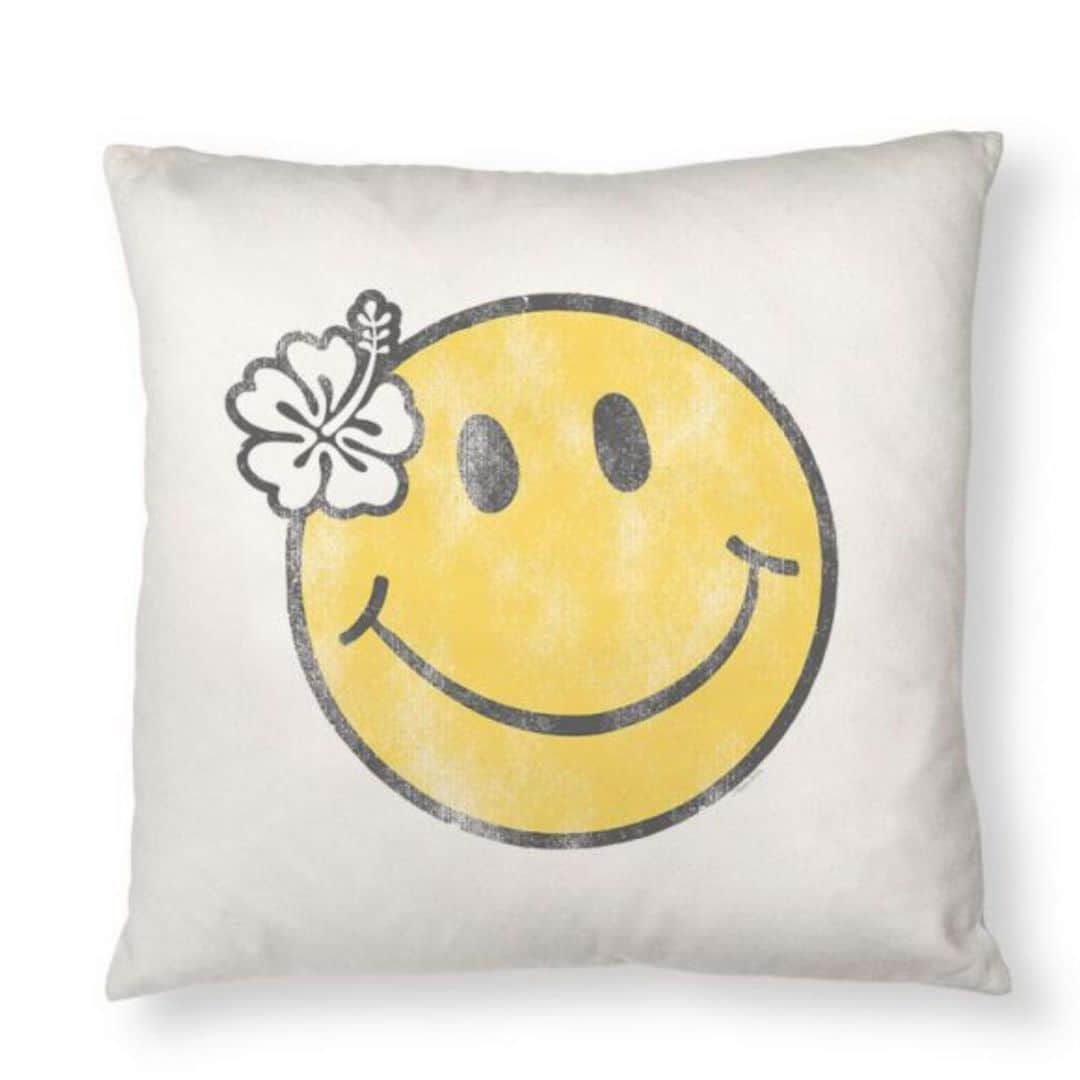 マリブシャツさんのインスタグラム写真 - (マリブシャツInstagram)「Get Comfy! 💤 #pillow #malibu #malibushirts #comfy ... check out our website for more prints!」1月4日 2時57分 - malibushirts