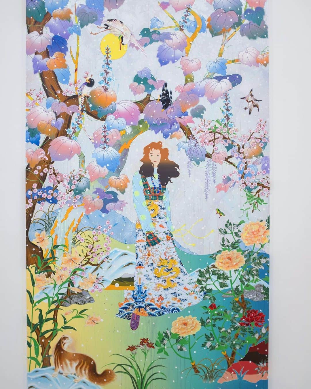 松山智一のインスタグラム：「{Release Information}  Tomokazu Matsuyama Studio is pleased to announce the official release of the new edition prints by Avant Arte @avant.arte on January 6, 2021. 14:00 GMT  More information is available on Avant Arte official website  https://shop.avantarte.com/products/the-couch-unsent-piano  @avant.arte  @avantarteinsiders   “The Couch Unsent Piano” Dimension: 35 x 22 inch Material: 410gsm Somerset satin enhanced paper Medium: Digital print featuring screen printed pearlised ink, white gloss and hand applied gold leaf embellishments and a high gloss varnish Edition Size: 100 Option: Framing (with additional cost) The frame has UV plexiglass for protection —————————  松山智一版画作品の新作が、ヨーロッパ所在の版元Avant Arteと協業し、1月6日（水）14時GMT (日本時間23時)に公式発売される運びとなりました。詳しくは、Avant Arte オフィシャルウェブサイトにてご覧いただけます。　  https://shop.avantarte.com/products/the-couch-unsent-piano にて  @avant.arte @avantarteinsiders   作品タイトル: The Couch Unsent Piano サイズ：89 x 58 cm 素材：410gsm Somerset satin enhanced paper メディウム：Digital print featuring screen printed elements, gold and leaf embellishments and a high gloss varnish エディションサイズ：100 オプション：額装（別途料金発生）額装パネルは、UV加工済」