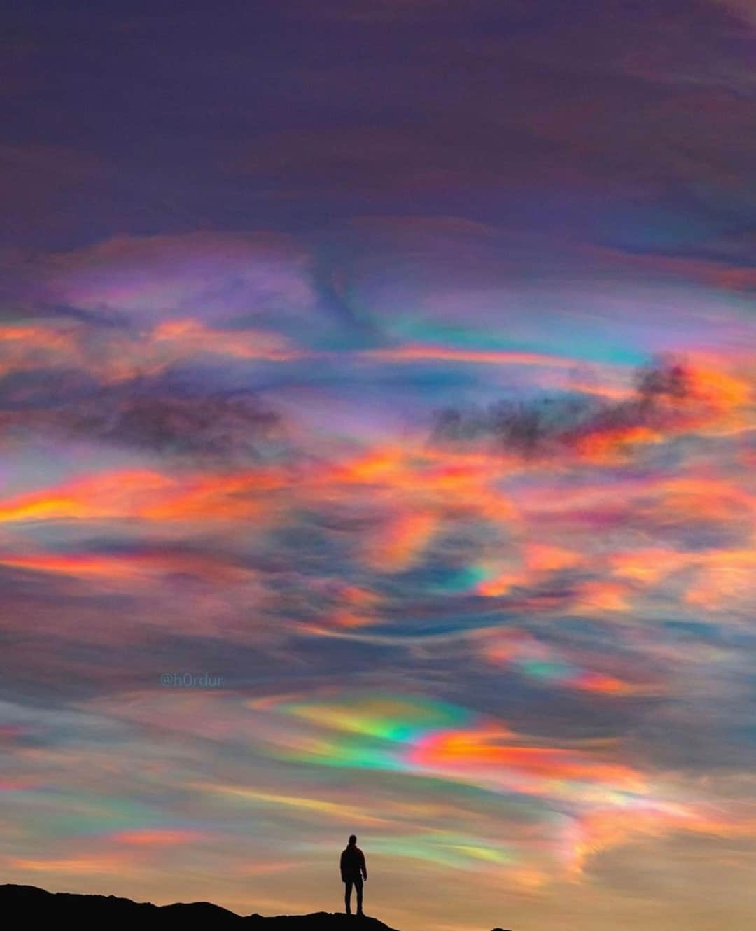 Earth Picsさんのインスタグラム写真 - (Earth PicsInstagram)「The most unreal sky 😍 Stratospheric clouds above Iceland 🌈 Photo by @h0rdur」1月4日 3時00分 - earthpix