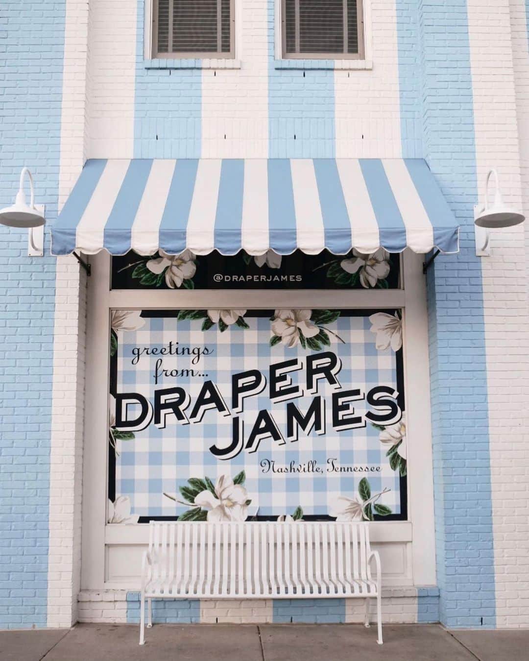 リース・ウィザースプーンのインスタグラム：「This happy store makes me smile. 😊 Thank you to all of you who have shopped and supported @draperjames this past year!! 💙 If you’re driving through #Nashville and spot our blue and white awnings, come on in and say hello! 👋🏼」