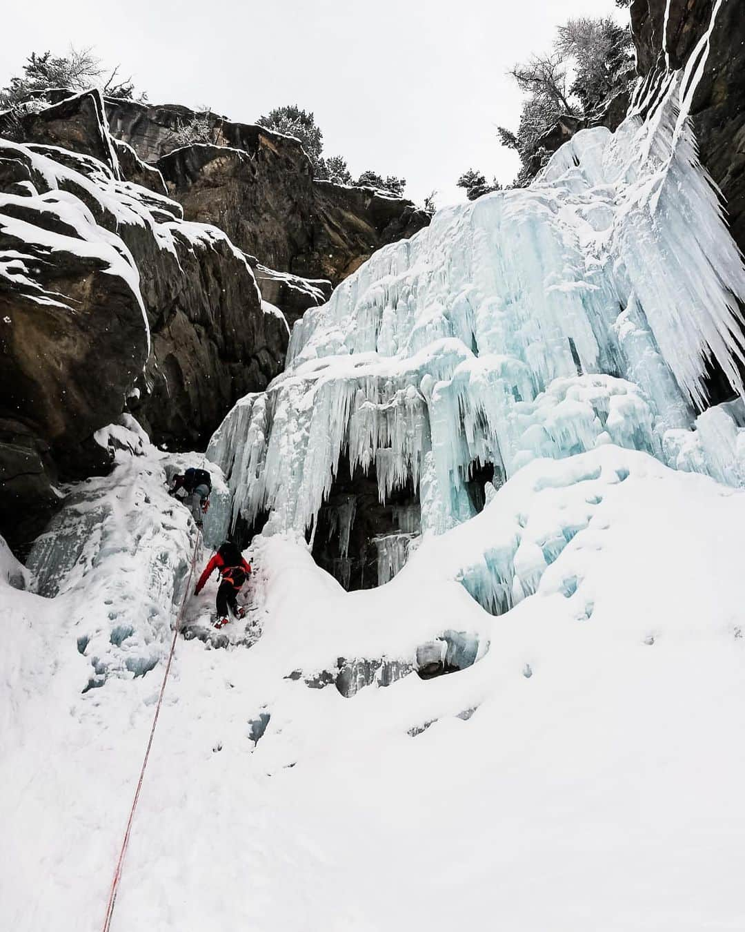 マチルド・ベセーラさんのインスタグラム写真 - (マチルド・ベセーラInstagram)「Retour à la cascade de glace ❄️😃!! Le bonheur partagé avec les copains 💛  Back to #iceclimbing ❄️😃!! Even better when shared with friends 💛   @thenorthfacefr   #iceclimbing #mountainlovers #neverstopexploring #bethbyarkose #escalade #alpinisme #climbing #nature #mountaingirl #montagne #climbingpicturesofinstagram」1月4日 3時08分 - mathildebecerra