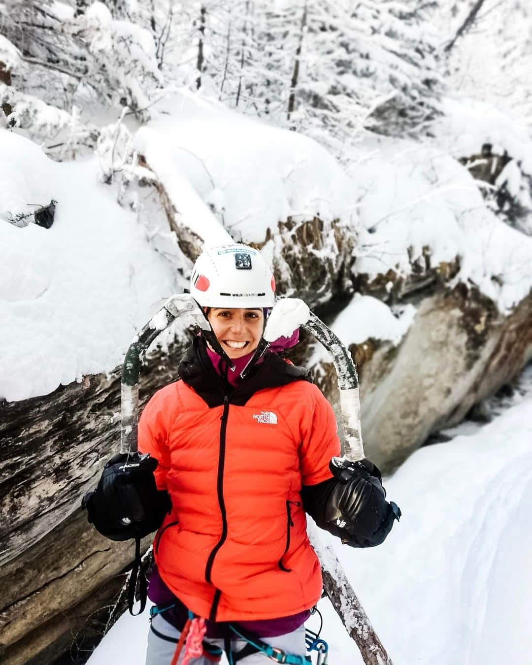 マチルド・ベセーラのインスタグラム：「Retour à la cascade de glace ❄️😃!! Le bonheur partagé avec les copains 💛  Back to #iceclimbing ❄️😃!! Even better when shared with friends 💛   @thenorthfacefr   #iceclimbing #mountainlovers #neverstopexploring #bethbyarkose #escalade #alpinisme #climbing #nature #mountaingirl #montagne #climbingpicturesofinstagram」