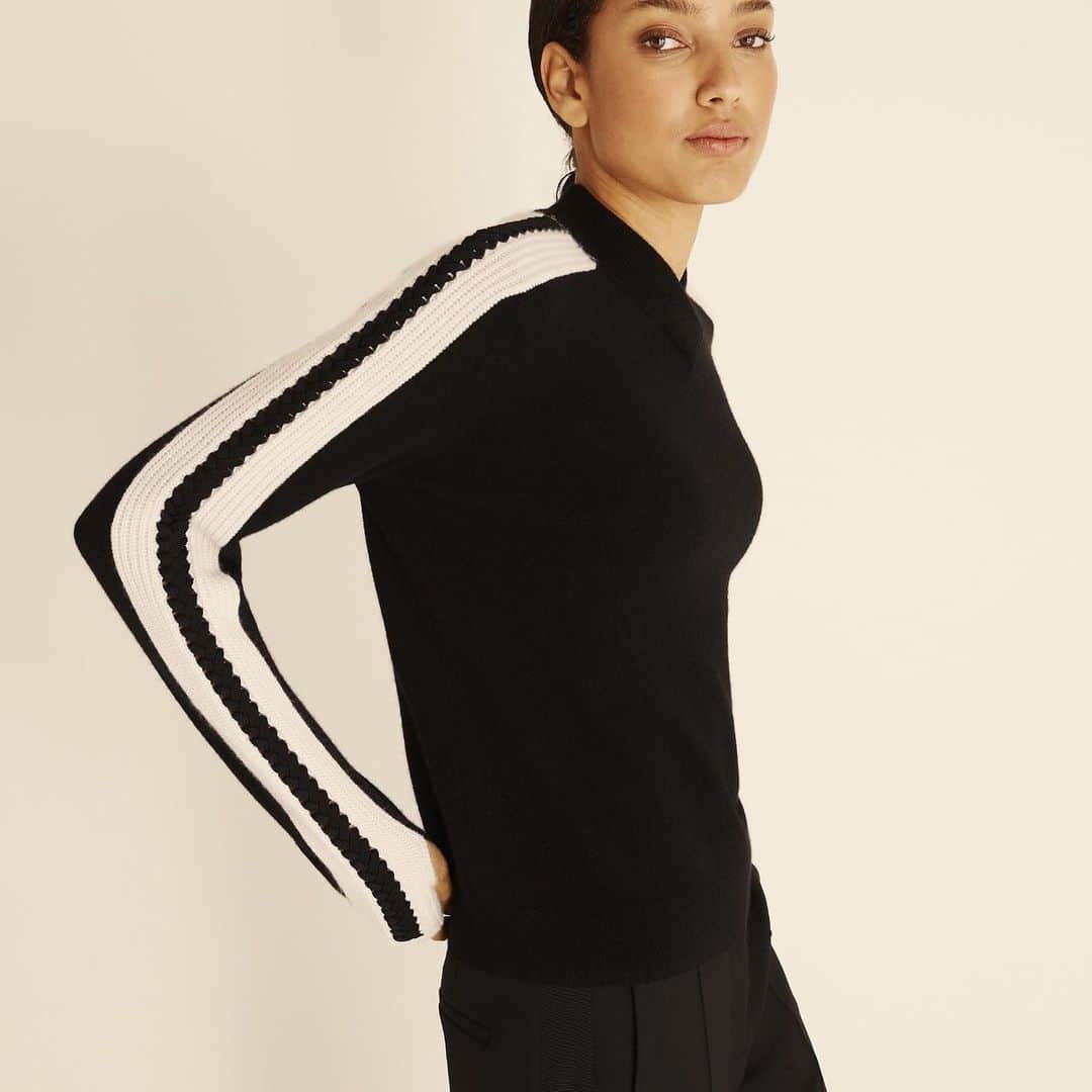 アマンダ ウェイクリーのインスタグラム：「Our cashmere ski sweater... beautifully crafted and effortlessly cool   #cashmere #effortlesslychic #sportsluxe #monochromestyle #ss21 #statementsleeves」