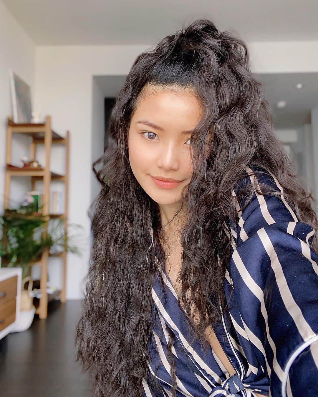 Janie W.のインスタグラム：「Less is always more. 🤍」