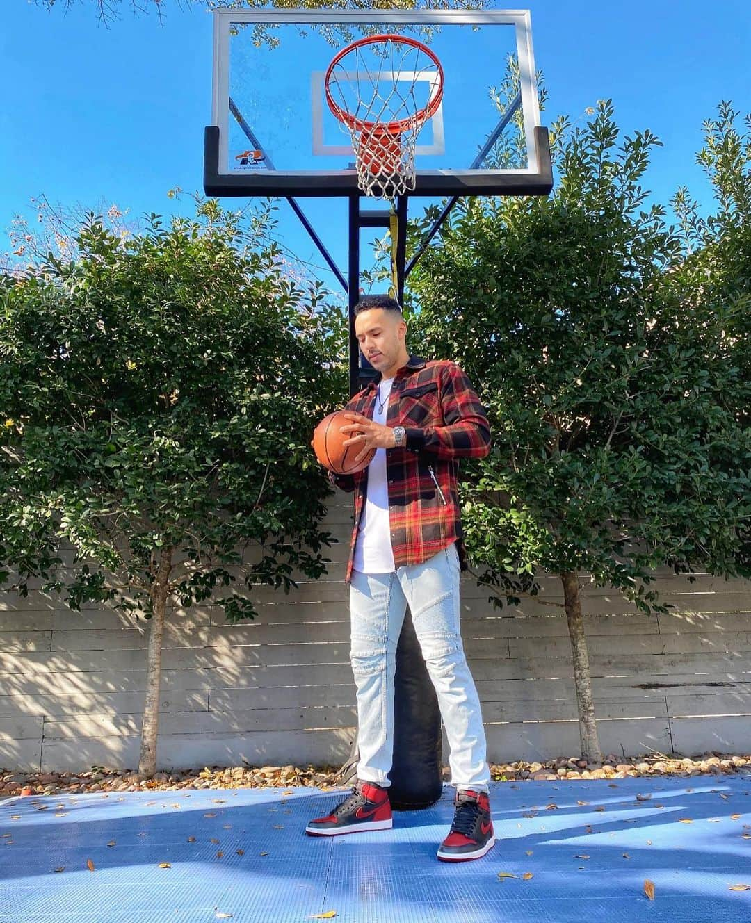 カルロス・コレアさんのインスタグラム写真 - (カルロス・コレアInstagram)「Anybody down for a 1 v 1 👀  #jordan #jordan1 #banned」1月4日 3時31分 - teamcjcorrea