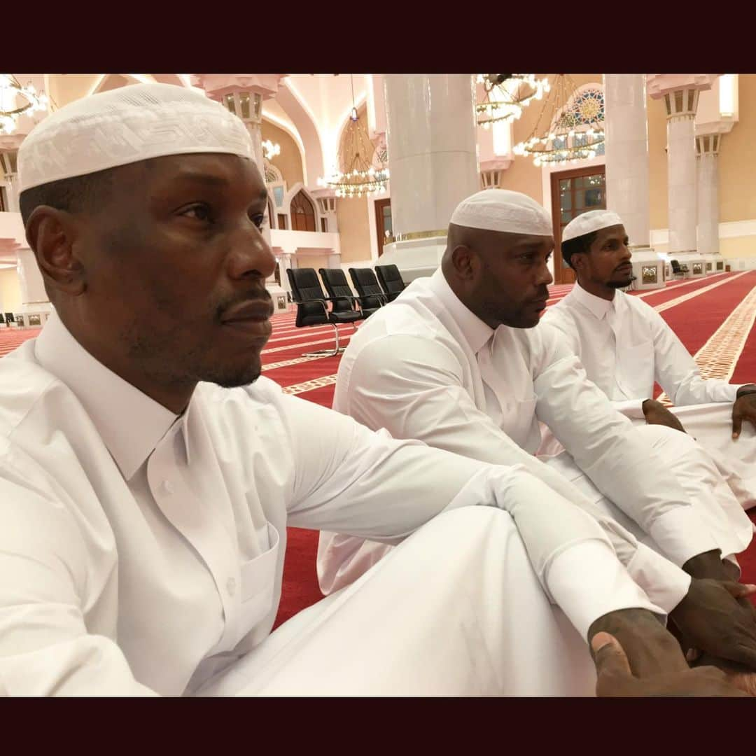 タイリース・ギブソンさんのインスタグラム写真 - (タイリース・ギブソンInstagram)「This image is of the first time I ever step foot in a mosque... We went alone so that I could embrace the entire religious process and I left there so inspired..... I learned so much..... Same thing happened when I went to israel and prayed at the wailing wall....  Born and raised in a Christian household with strong faith in my belief system...: After going to the Middle East 10+ times I found myself struggling at times with my faith..... Please let’s be mature here in the comments and have an open dialogue.... here’s my first question....1.? Have you ever been in a place where you considered switching your faith and belief system? 2... If you already changed your religious beliefs did your go from Christian to Muslim? Muslim to Christian? Christian to what? Please explain I am always asking questions hoping someone has answers..... Keep in my this is not about religious warfare so keep it clean and respectful please.... And men and women of FAITH! This is a powerful TEACHABLE moment so please be very alive in the comments......」1月4日 3時31分 - tyrese