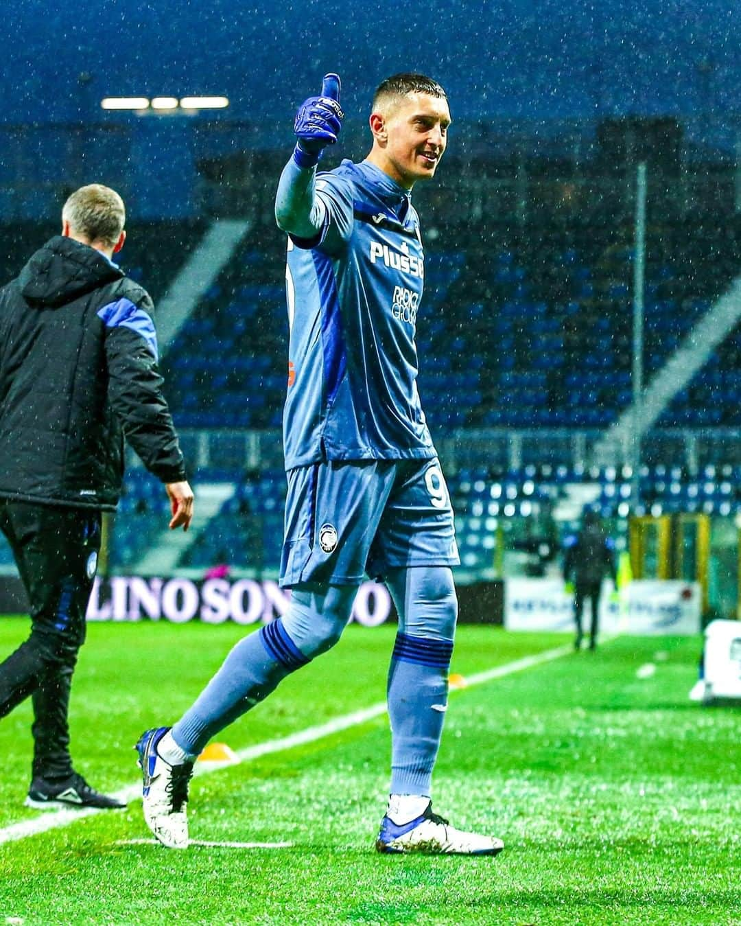 アタランタBCさんのインスタグラム写真 - (アタランタBCInstagram)「Commenta con 👍 per le 💯 in @seriea del nostro @piergollo! 🧤 Drop a 👍 for #Gollini's 100th #SerieA appearance! 👏🏼 ⠀ #AtalantaSassuolo #GoAtalantaGo ⚫️🔵 #Atalanta #BergAMO #ForzaAtalanta」1月4日 3時32分 - atalantabc