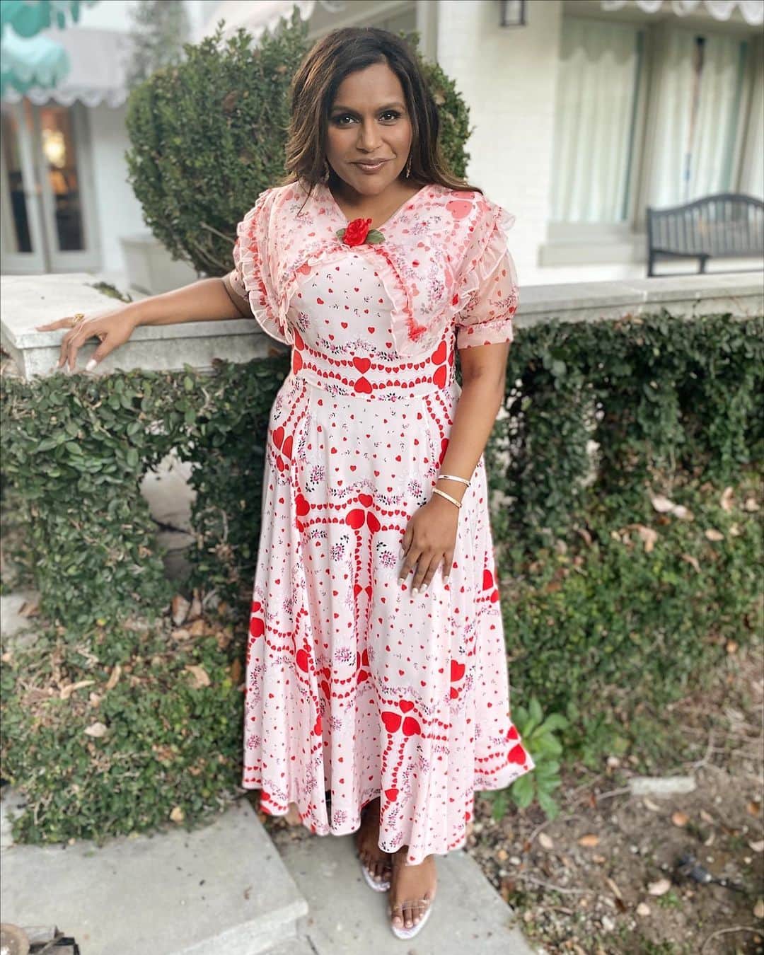 ミンディ・カリングのインスタグラム：「Wearing my heart on my sle-- *dress* ❣️」