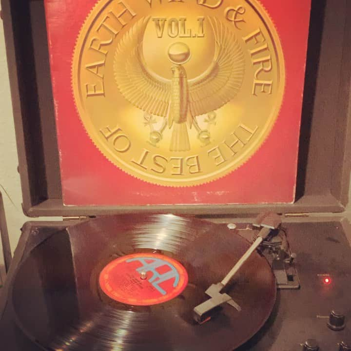 レスリー・フェラのインスタグラム：「You’re a shining star 🌟 . . . #mood #sundayvibes #vinylcollection #vinyl #vinylcommunity #vinyljunkie #earthwindandfire #letyourlightshine #shinebright」