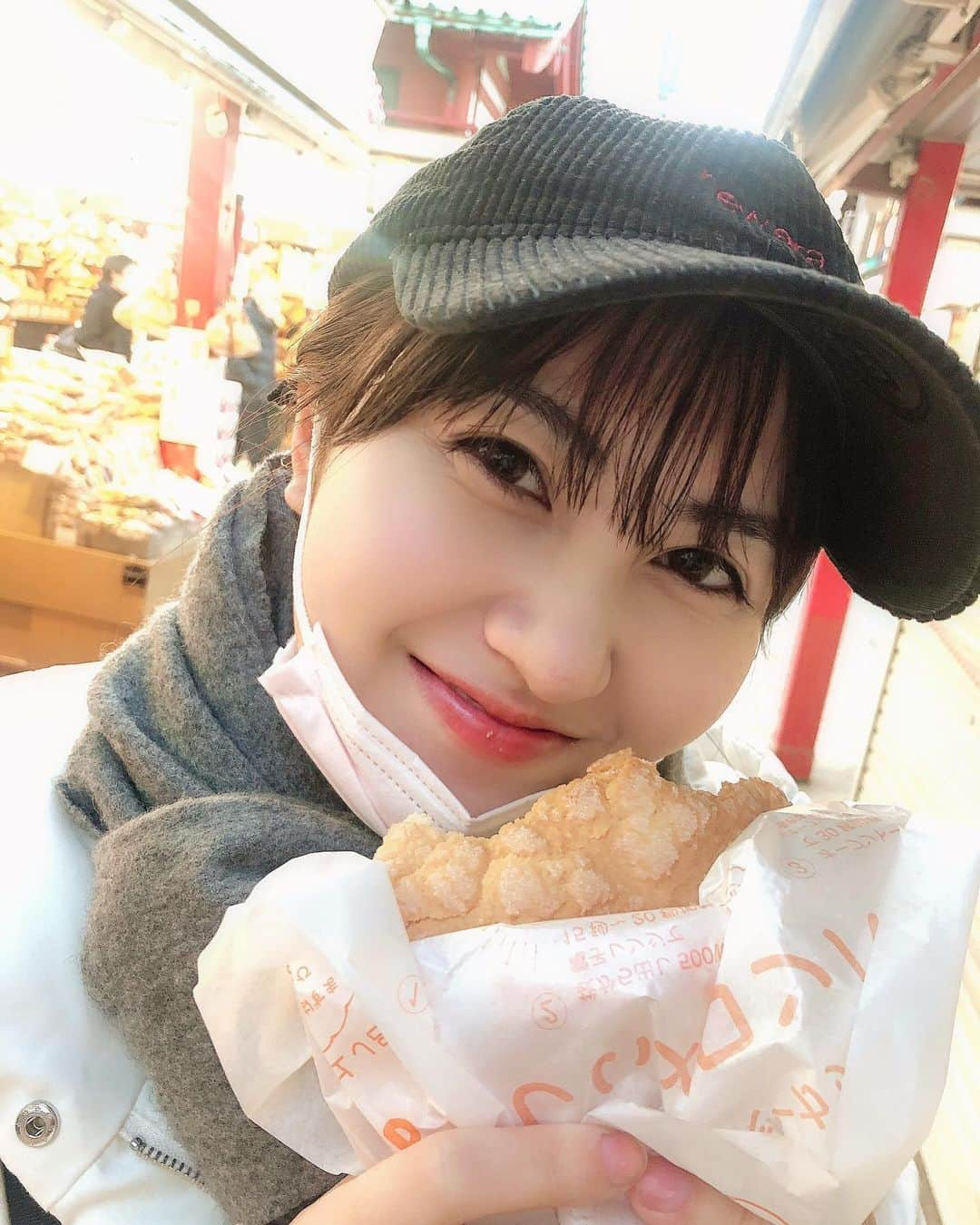 川添りなさんのインスタグラム写真 - (川添りなInstagram)「🍈💓  このメロンパンはうますぎるぅ😆🌟  メロンパンはお好きですかぁぁぁぁ？！💗  (3枚目の写真あざとくメロンパンのカスを口につけてみた。あは) ↓ (嘘です。笑 撮ったあと口にカス付いてるの気づいた。恥)  #意外と初詣混んでた #メロンパン #🍈 #おやつ #浅草寺 #浅草食べ歩き  #初詣 #行ってきた #おみくじ #吉 #本年は大吉を目指します #スイーツ #人気 #パン #雷門 #帽子 #黒 #白 #instagood #instapic  #instalike #instagram  #picture #asakusa #sensoji #japan  #black #white #cap」1月3日 18時45分 - zorina_522