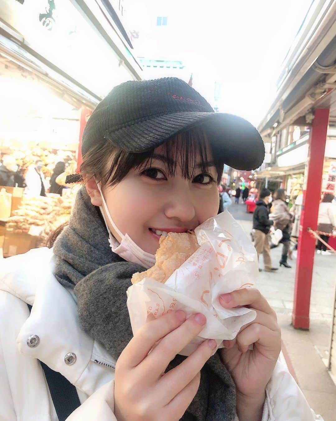 川添りなさんのインスタグラム写真 - (川添りなInstagram)「🍈💓  このメロンパンはうますぎるぅ😆🌟  メロンパンはお好きですかぁぁぁぁ？！💗  (3枚目の写真あざとくメロンパンのカスを口につけてみた。あは) ↓ (嘘です。笑 撮ったあと口にカス付いてるの気づいた。恥)  #意外と初詣混んでた #メロンパン #🍈 #おやつ #浅草寺 #浅草食べ歩き  #初詣 #行ってきた #おみくじ #吉 #本年は大吉を目指します #スイーツ #人気 #パン #雷門 #帽子 #黒 #白 #instagood #instapic  #instalike #instagram  #picture #asakusa #sensoji #japan  #black #white #cap」1月3日 18時45分 - zorina_522