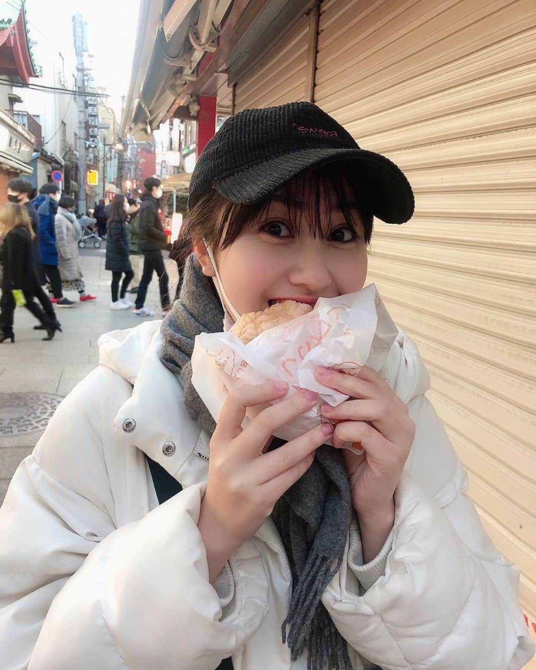 川添りなのインスタグラム：「🍈💓  このメロンパンはうますぎるぅ😆🌟  メロンパンはお好きですかぁぁぁぁ？！💗  (3枚目の写真あざとくメロンパンのカスを口につけてみた。あは) ↓ (嘘です。笑 撮ったあと口にカス付いてるの気づいた。恥)  #意外と初詣混んでた #メロンパン #🍈 #おやつ #浅草寺 #浅草食べ歩き  #初詣 #行ってきた #おみくじ #吉 #本年は大吉を目指します #スイーツ #人気 #パン #雷門 #帽子 #黒 #白 #instagood #instapic  #instalike #instagram  #picture #asakusa #sensoji #japan  #black #white #cap」