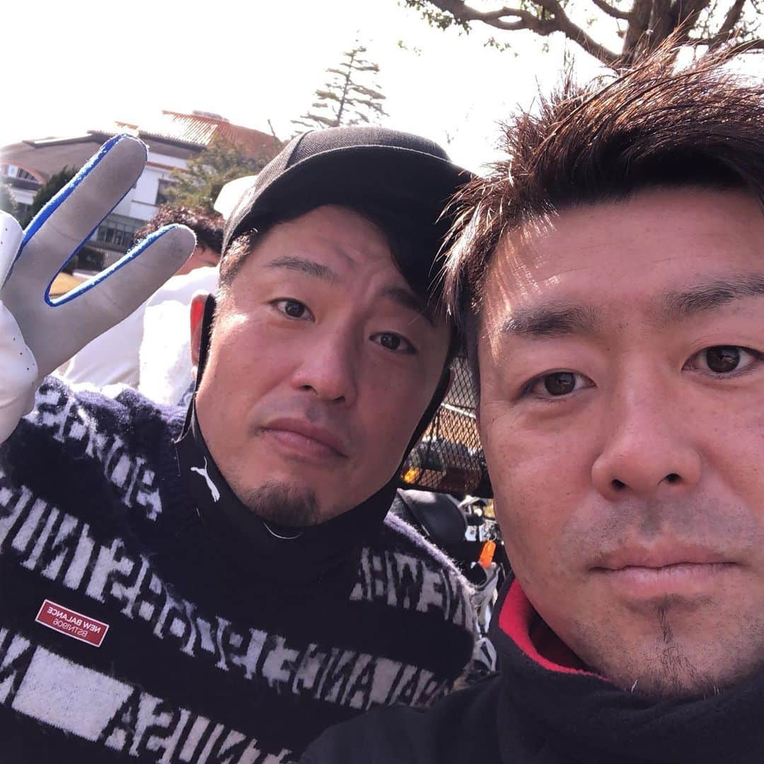 黒羽根利規さんのインスタグラム写真 - (黒羽根利規Instagram)「あけましておめでとうございます🎍 今年も変わらずバネスタグラムをよろしくお願いします🙇‍♂️ 新年打ち初めは、武山さんと⛳️ ボロボロすぎてやめたくなった〜😭 誰かゴルフ教えて〜🤣 ２枚目は黒羽根家の新しい仲間が🏝 観葉植物癒される🪴 #今年も #変わらず #バネスタグラムを #よろしくお願いします #顔デカっ」1月3日 18時45分 - toshiki_k42