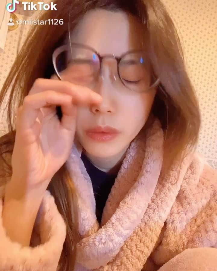 MISUZUのインスタグラム：「. . 明けましておめでとうございます🥰🥰 ストーリーであげたTiktokの動画 好評やったからこっちにもあげとくね❤️ . . 2021年もどうぞよろしくお願いします😌😌💓 . . #tiktok #beforeafter #自撮り #2021年 #明けましておめでとう #今年は旅行たくさん行きたい #旅行好きな人と繋がりたい」