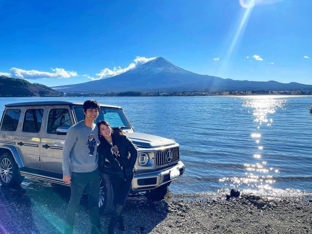 友永真也さんのインスタグラム写真 - (友永真也Instagram)「河口湖と富士山とゲレンデのギルバート君とおめぐ🚙🗻🙋‍♀️  水に入るギルバート君がカッコ良いので、今年は雪山にも連れて行こうと思います⛄️  今年はキャンプ始めます⛺️」1月3日 18時58分 - tomonaga_shinya