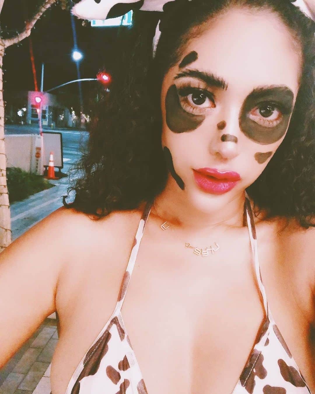 ユリサのインスタグラム：「Happy new year 🎉 2021 is the year of the cow (ox) in Japanese zodiac🐄 うしどしーーーーー🤍🖤🤍🖤 #2021 #newyear  #日曜の夜いかがお過ごし  #ミル姉さんよ」