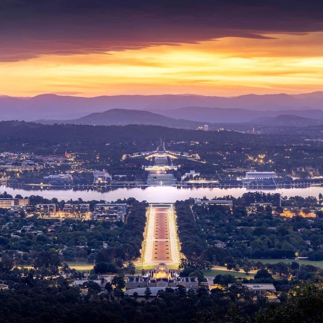 Australiaさんのインスタグラム写真 - (AustraliaInstagram)「Sunset is a good light on you @visitcanberra 🌇 @grant_oloughlan captured the capital from #MtAinslie, where views like this one are on tap. #Canberra is the perfect place to explore the great outdoors. More than half of the #AustralianCapitalTerritory is a protected nature reserve, so waterfalls, gorges, rivers, lookouts and snow-capped mountains sit right on its doorstep. Venture into #TidbinbillaNatureReserve and hike to #GibraltarPeak, visit the #AustralianNationalBotanicGardens, or pitch your tent in Kowen Forest, Namadgi National Park, or Woods Reserve. #seeaustralia #VisitCanberra #holidayherethisyear」1月3日 19時00分 - australia