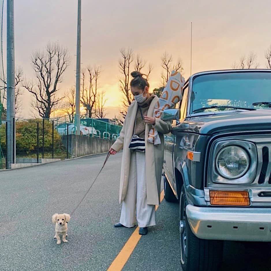 佐々木彩乃のインスタグラム：「春カラーが揃ってるダブルチェスターコート！ しっかりしてて何にでも合わせやすいのにプチプラです😽 @evris_official」