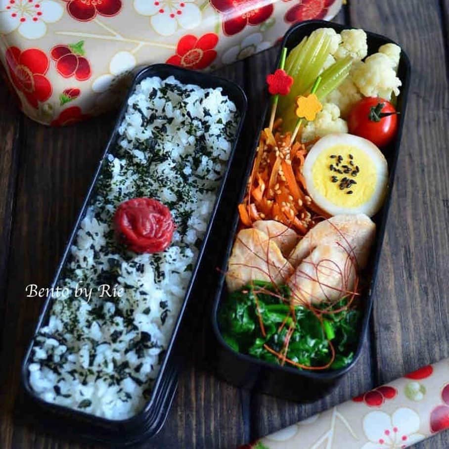 Rie's Healthy Bento from Osloさんのインスタグラム写真 - (Rie's Healthy Bento from OsloInstagram)「2021 - do you have any New Year’s #resolution ? As for me, I want to make more #bento in 2021 😊🍱🍙 新年の抱負ー今年はお弁当作ろうと思います。 #obento #弁当　#お弁当　#lunchbox #lunch #lunsj #newyearsresolution #海外で作るお弁当　#和食　#japanesefood」1月3日 19時02分 - rieshealthycooking
