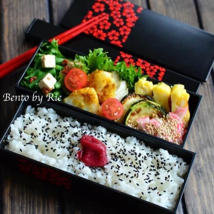 Rie's Healthy Bento from Osloさんのインスタグラム写真 - (Rie's Healthy Bento from OsloInstagram)「2021 - do you have any New Year’s #resolution ? As for me, I want to make more #bento in 2021 😊🍱🍙 新年の抱負ー今年はお弁当作ろうと思います。 #obento #弁当　#お弁当　#lunchbox #lunch #lunsj #newyearsresolution #海外で作るお弁当　#和食　#japanesefood」1月3日 19時02分 - rieshealthycooking