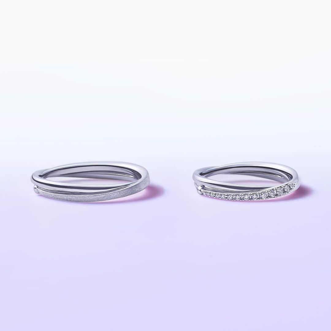 のインスタグラム：「New Marriage Ring【TWIN PLANETS】  ２つの惑星の軌道で“ふたり”をイメージした新作マリッジリングが登場。 プラチナの重なりで描くクロスラインが優美な 2 連風リングは、 傾けると内側にふたつの起動が立体的に浮かび上がる、大人の遊び心が詰まったデザインです。 どんな時でも大切な人との繋がりを感じて。  ===  《PLATINUM ANNIVERSARY FAIR》 1/31までスタージュエリーの創業75周年を記念したアニバーサリーフェアを開催！ 期間中、税抜5万円以上のプラチナジュエリーをご購入いただいた方に、オリジナルノベルティFLOWER VASE “float”をプレゼント💍  #starjewelry #スタージュエリー #starjewelrybridal  #bridal #ブライダル #marriagering  #結婚指輪 #platinum #プラチナ #diamond #ダイヤモンド #75th」