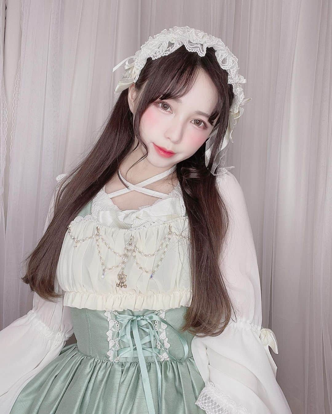 のインスタグラム：「ストーリーでは言っていたのですが 改めて  あけましておめでとうございます！ そして 今年もよろしくお願いいたします(｡ᵕᴗᵕ｡)  今年初ロリータ写真を載せます。 アリパイさんの この子を着たい気分だったのです🧸♥️  #lolitafashion #aliceandthepirates  #babythestarsshinebright  #ロリータ」