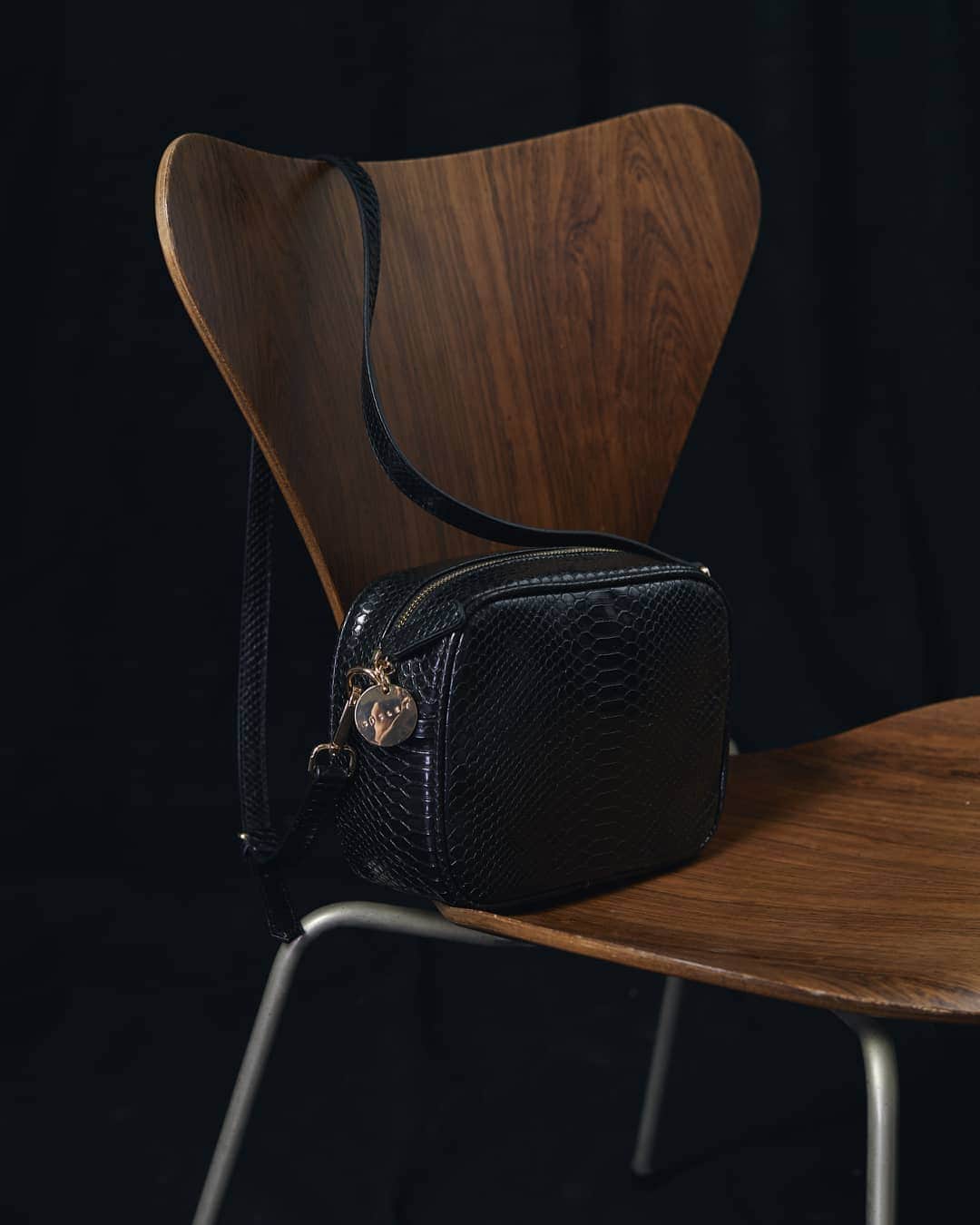 シスレーのインスタグラム：「The devil is in the details...  #sisley #sisleyfashion #sisleywoman #bag」