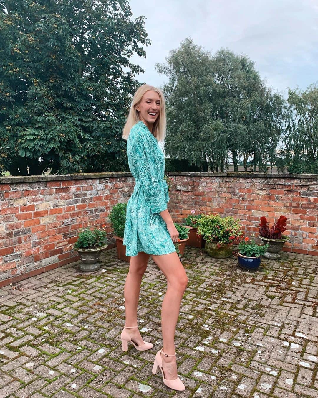 Zanna Van Dijkさんのインスタグラム写真 - (Zanna Van DijkInstagram)「Let’s make 2021 the year that we normalise re-wearing outfits over and over again ♻️💚 Even in COVID times there is this bizarre pressure, especially online, to show up in fresh gear. (Even if that gear is loungewear!). This focus on newness is pricey for the planet and lets be honest - pricey for our purses too. So if you need me I’ll still be pulling out this green dress for many years to come 💃♥️ #rewearandshare #rewearyourwardrobe #outfitrepeater #outfitrepeating #oootd #outfitinspiration #outfitinspo」1月3日 19時08分 - zannavandijk