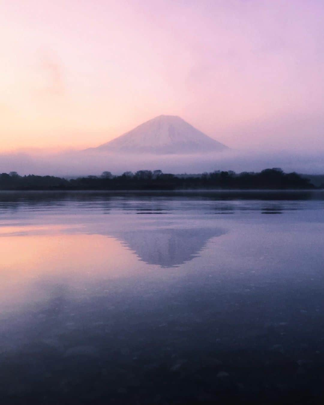 Koichiのインスタグラム：「.  Happy New Year 2021 !  May all of us be free to travel early. See you soon!  まだまだ不自由な日々が続きそうですが、 今年もよろしくお願いします！  #BeautifulJapan #Hellofrom #Mtfuji #Japan #shotoniphone  .」