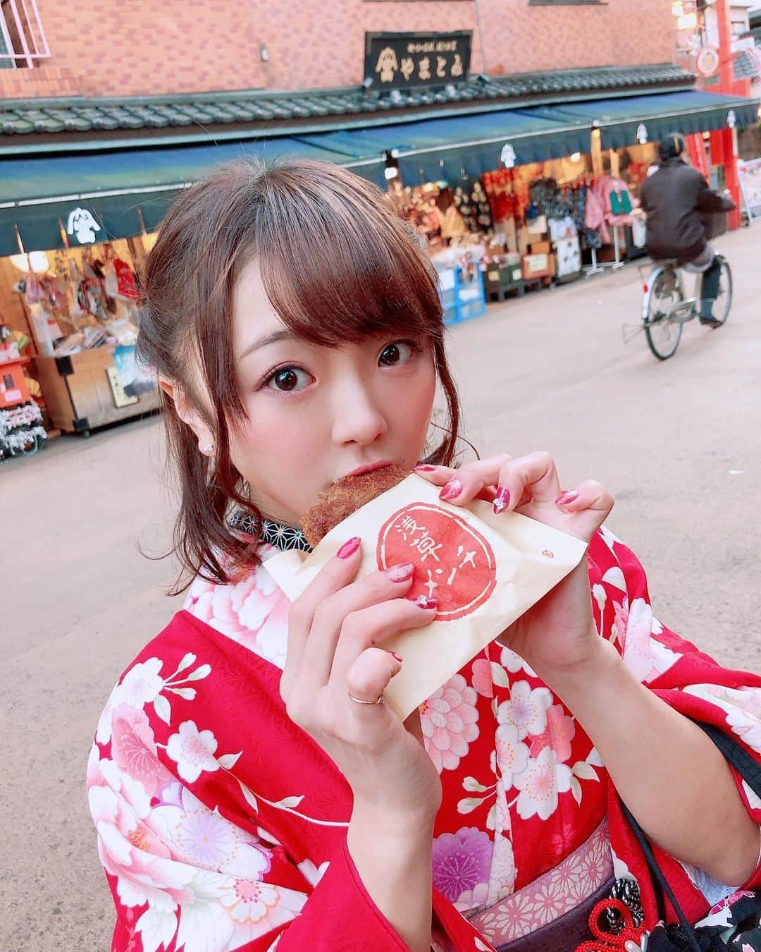 NI-NA（ニーナ）のインスタグラム：「. . ニーナが一番大好きなメンチカツ❤❤❤ 浅草来たら毎回絶対に食べてる🤤 . . #浅草メンチ #あけおめ #ことよろ #2021 #初詣 #着物 #赤着物 #浅草 #雷門 #撮影 #月刊ニーナ #被写体 #ポートレート #happynewyear2021 #asakusa  #kimonostyle #japaneseidol #photograph #portrait #instalike #instagood #like4likes #like4follow #followｍe」