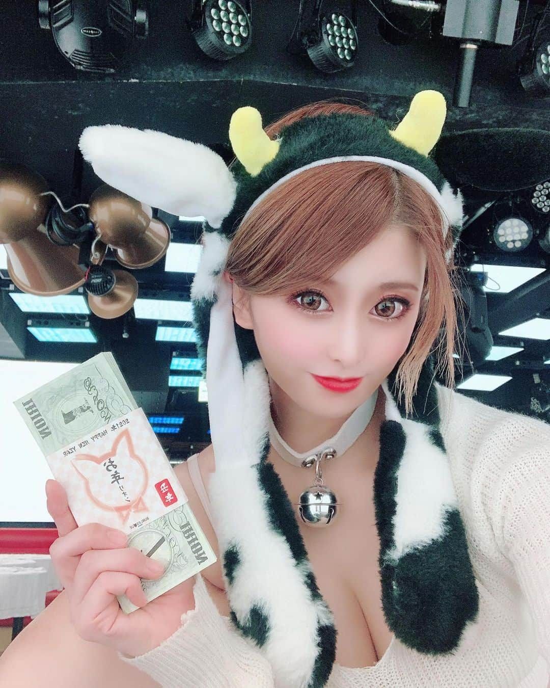 うららのインスタグラム：「遅くなりましたが、お年玉ありがとうございました❤ 明日からまたお店再開です🐮🌱 お待ちしてます🥰💋  . . . #バーレスク大阪 #バーレス東京 #burlesque #北新地 #showpub #うらら #dancer #singer #キャバ嬢 #ホスト #モデル #cute #ポールダンス #アイドル #ギャル  #パリピ #gogodancer #脚フェチ #ビキニギャル #エロ可愛い #可愛い #小悪魔 #インスタ映え #飲み会 #ふぉろーみー #いいね #脚フェチ #エンタメ #ショートヘア #happynewyear #2021」