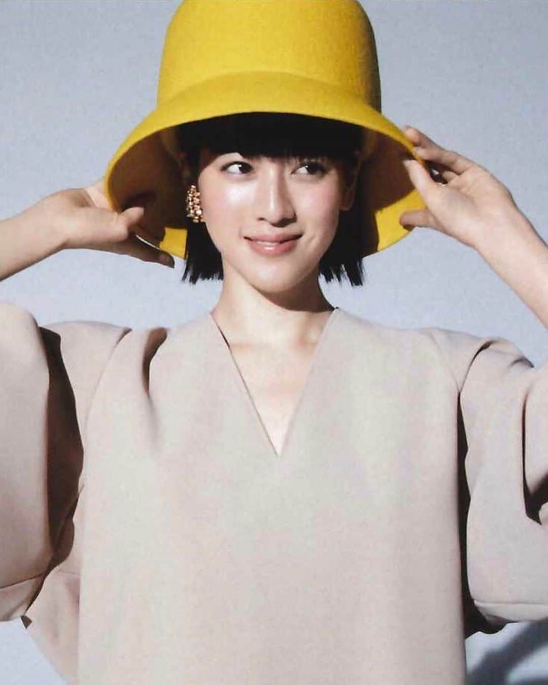 のインスタグラム：「@miyoshi.aa in @ninaricci   25ans 2021年 2月号  #三吉彩花 さん #ニナリッチ  #NINARICCI  #ヴァンサンカン #25ans  パリコレにも来て下さった三吉彩花さんがニナリッチTOTAL LOOKで25ansの表紙に登場♡ #感激  @iza_official  #instorenow  SHOPIZA.com  #izastagram」