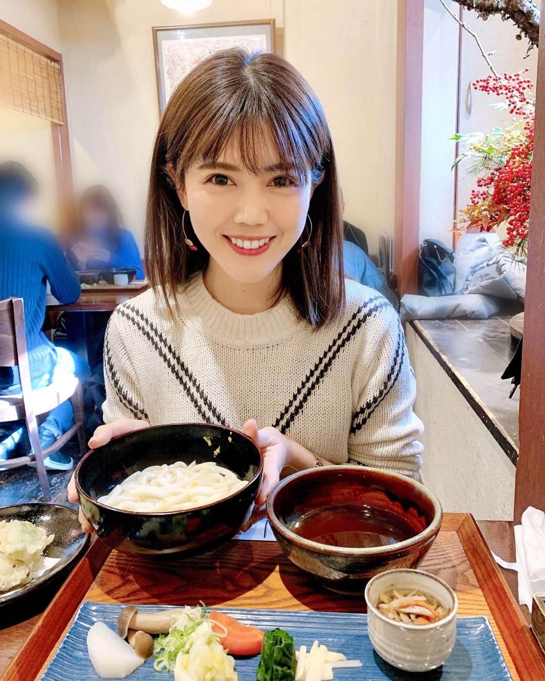 上坂由莉のインスタグラム：「﻿ お正月三が日最後🎍🌅﻿ お昼におめんのうどんへ〜😋﻿ ﻿ ﻿ きんぴらなど色々な薬味を入れ﻿ 麺に絡めて食べるの〜🍁﻿ 凄く美味しかった🥰﻿ ﻿ ﻿ #おめん #京都 #お正月 #京都グルメ #先斗町﻿ #名大おめん #京都グルメ #河原町ランチ」