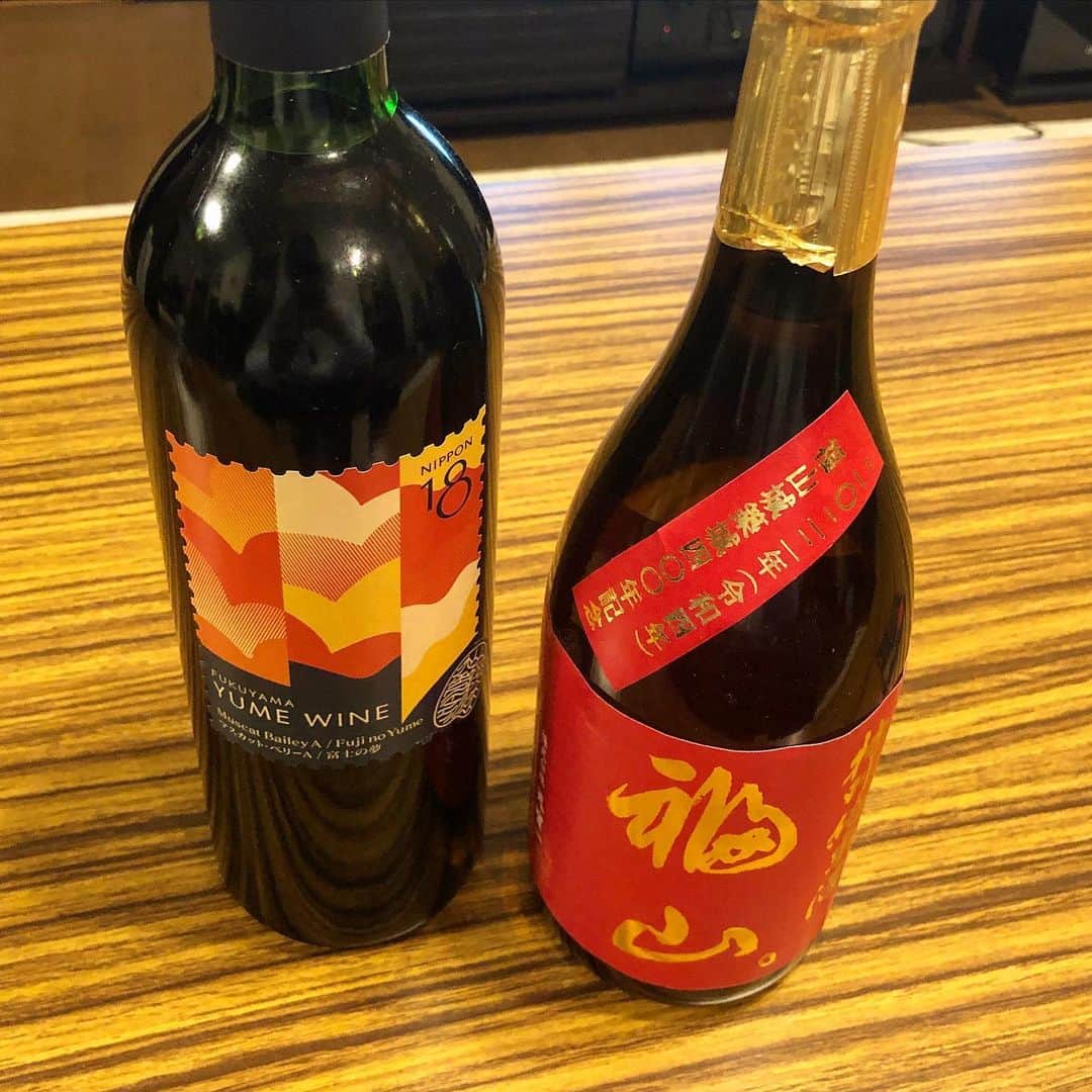岡峰光舟のインスタグラム：「福山のワインと福山の日本酒🍾🍶 #福山アンバサダー  #yumewine  #特別純米酒福山」