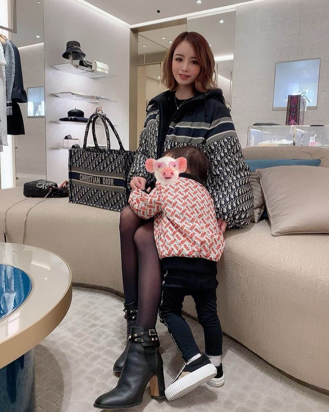 姫奈のインスタグラム：「. . . 今季いちばん欲しかったアウターを サプライズで取り寄せしてくれてた🥺 旦那氏が神様かと思った🥺笑 新年早々、本当にいつもありがとう♡ ひなももっと、 育児に家事頑張らないとって思ったよ😚✨ . . . #dior #fashion #mamacode #codenate #2021」