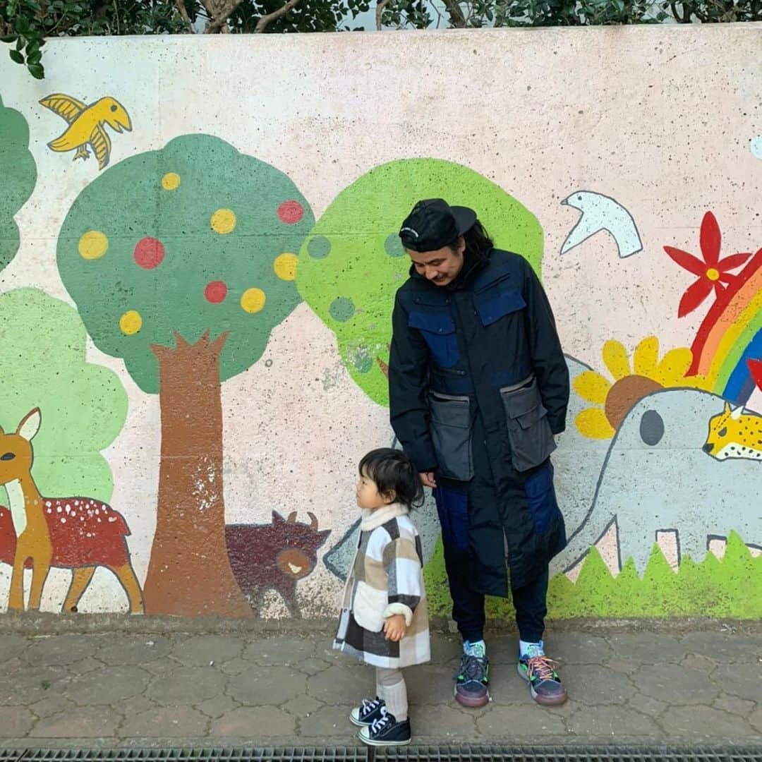 柏木作夢さんのインスタグラム写真 - (柏木作夢Instagram)「新宿生まれ、新宿育ち  そんな私が幼少期に日が暮れるまで遊んだ思い出深い新宿の公園に息子を連れて。  あの時のまま、変わったのは少年野球時代に白球を何万回投げつけたか数え切れないこの壁に可愛らしい動物の絵が描かれていたこと。  私がほぼ毎日友達と過ごした思い出の場所にジュニアを連れていくことができて、本当に幸せだった｡  PS.ラーメン森林は潰れていました(地元の友人へ) ・・・ #息子#景色#柏木景色#親子#思い出の場所#新宿#北新宿公園#北三#淀橋#大久保#新大久保#馬場#淀四ライオンズ#子供のいる暮らし#こどものいる暮らし #family#son#Jr#instagood#instadaily#memory#mood#photooftheday#tokyo#shinjuku#hometown#love」1月3日 19時24分 - samukashiwagi