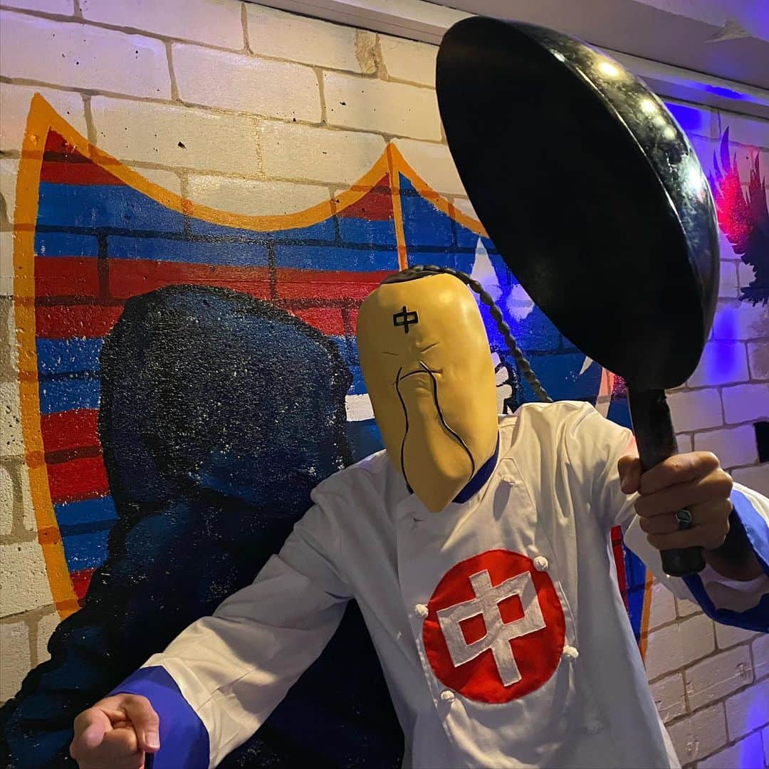 植田朝日のインスタグラム：「🔵🔴﻿ ﻿ 明日のカップファイナルは超人オリンピックだな‼️﻿ ﻿ ラーメンマンも中華鍋を持って準備万端です⁉️﻿ ﻿ バモ トーキョー﻿ ﻿ #tokyo12 #カップファイナル #クエルボス #ラーメンマン #キン肉マン #超人オリンピック」