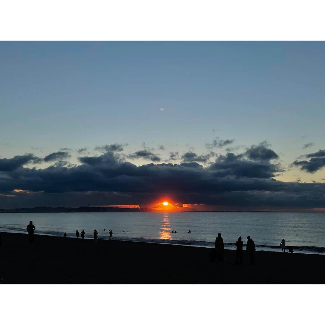 中田絢千のインスタグラム：「☀︎ 大事なものは変わらないと信じて 心温まることを増やしてゆく2021年に。 風の時代に乗って ちいさな光、おおきな光、 ひとつずつ掴んでいけたらいいな  本年もよろしくお願いいたします。 みなさんに幸あれ🕊❤️」
