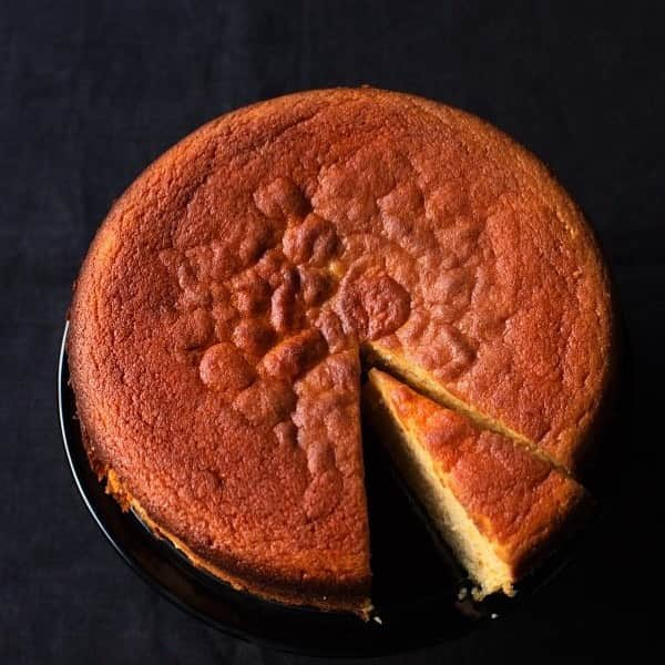 ナイジェラ・ローソンさんのインスタグラム写真 - (ナイジェラ・ローソンInstagram)「I know a lot of you made  my Clementine Cake over Christmas, but if you didn’t, it’s #RecipeOfTheDay now, and quite the best use for those clementines still in the fruit bowl ... .  And to get the recipe, either go to nigella.com or click on link in bio. What I mean by this, is that you tap on my name, which will take you to a page that has a link on it that says www.nigella.com/instagram. When you click on this link, it will take you to a page of photographs: click on the photograph you have want the recipe of and you will be taken to it!  . Photograph by Jonathan Lovekin  #howtoeat」1月3日 19時26分 - nigellalawson