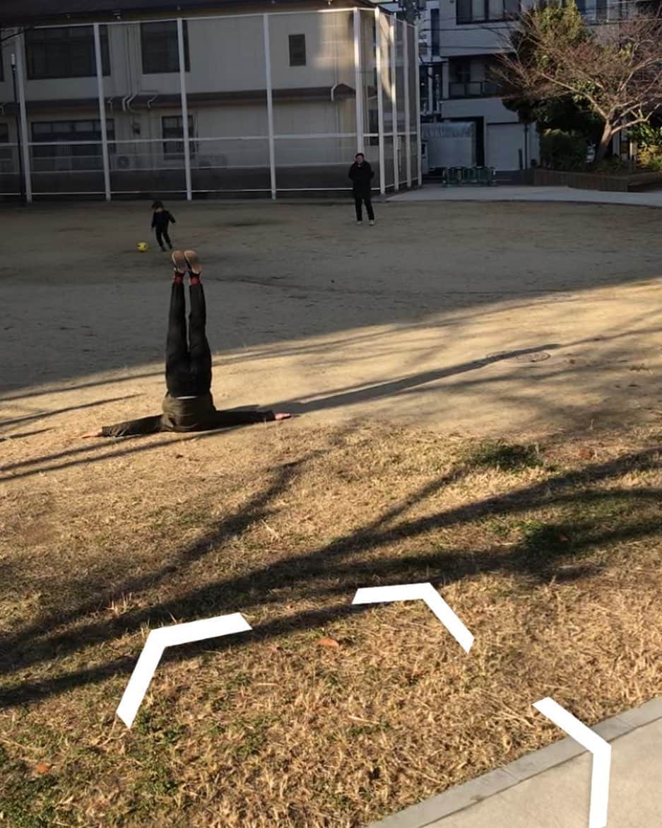 のインスタグラム：「【ストリートビューモノマネ】  地面に突き刺さってしまったところをストリートビューに撮られた人  #ストリートビューモノマネ #ストリートビューに撮られた人 #モノマネ #全くあるあるではありませんが」