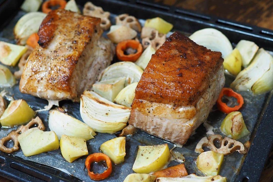 Rocoのインスタグラム：「01.03 いいかんじに焼けた✨薄くスライスしてまずはそのまま食べ、お好みで　#味の要　#按田餃子のタレ をかけたり、パクチーや三つ葉と一緒に🌿お肉と一緒に焼いた野菜も美味しかった。  #rocoごはん#パナソニックビストロ」