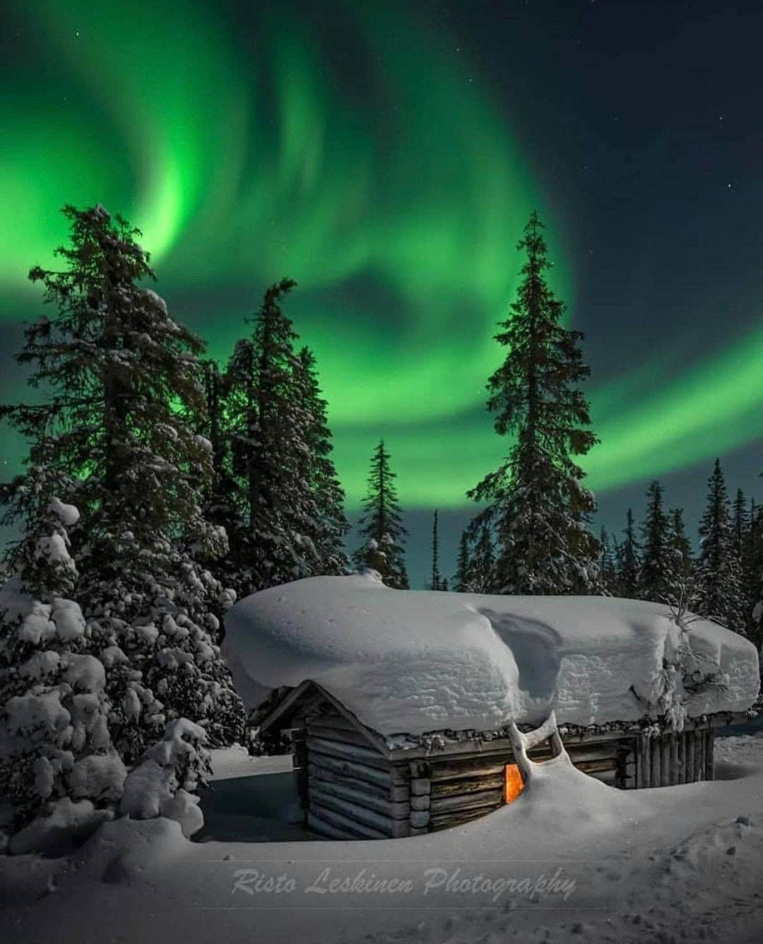 Discover Earthさんのインスタグラム写真 - (Discover EarthInstagram)「Have you ever seen the northern lights?  Lapland (in same: Sápmi - in Finnish: Lappi - in Swedish: Sameland / Lappland) is a transnational region in northern Fennoscandia, straddling the territories of Norway, Sweden, Finland and Russia, whose indigenous people are the Sami.  The Northern Lights can be seen in Finnish Lapland almost 200 nights a year, provided that the sky is sufficiently clear. The most traditional way to experience these light phenomena is to go out into nature on snowshoes, skis, snowmobiles or dogsleds.     🇫🇮 #discoverlapland with @ristoleskinen . . . .   #lapland  #lappi  #visitlapland  #visitrovaniemi  #rovaniemi  #visitfinlandjp  #ourfinland  #finland  #visitfinland  #northernlights」1月3日 19時30分 - discoverearth