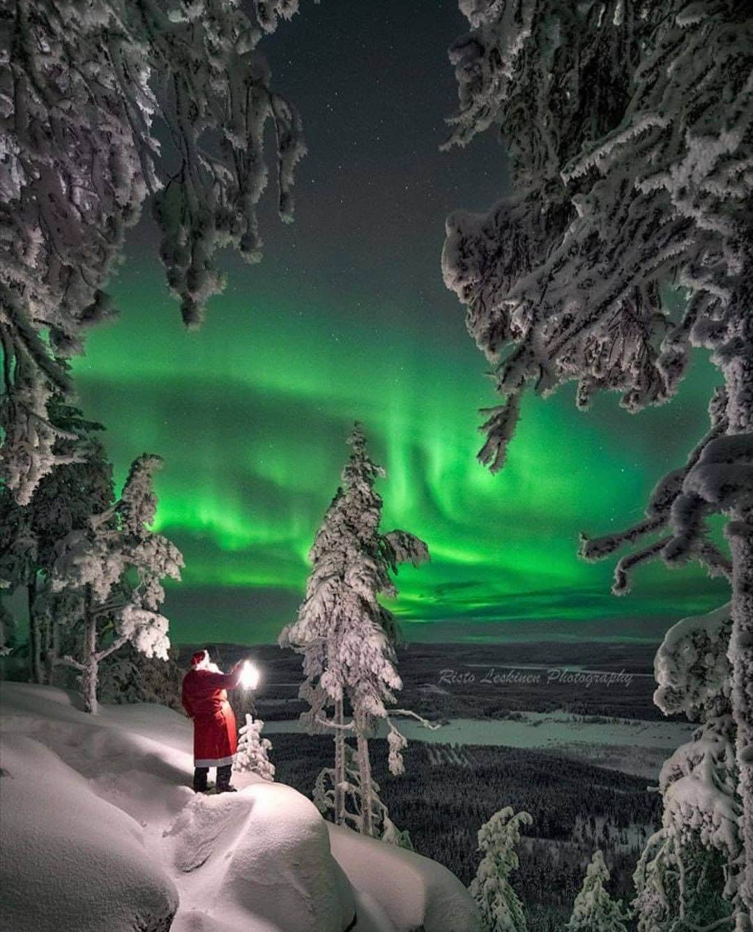 Discover Earthさんのインスタグラム写真 - (Discover EarthInstagram)「Have you ever seen the northern lights?  Lapland (in same: Sápmi - in Finnish: Lappi - in Swedish: Sameland / Lappland) is a transnational region in northern Fennoscandia, straddling the territories of Norway, Sweden, Finland and Russia, whose indigenous people are the Sami.  The Northern Lights can be seen in Finnish Lapland almost 200 nights a year, provided that the sky is sufficiently clear. The most traditional way to experience these light phenomena is to go out into nature on snowshoes, skis, snowmobiles or dogsleds.     🇫🇮 #discoverlapland with @ristoleskinen . . . .   #lapland  #lappi  #visitlapland  #visitrovaniemi  #rovaniemi  #visitfinlandjp  #ourfinland  #finland  #visitfinland  #northernlights」1月3日 19時30分 - discoverearth