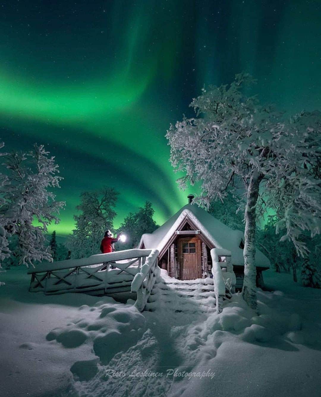 Discover Earthさんのインスタグラム写真 - (Discover EarthInstagram)「Have you ever seen the northern lights?  Lapland (in same: Sápmi - in Finnish: Lappi - in Swedish: Sameland / Lappland) is a transnational region in northern Fennoscandia, straddling the territories of Norway, Sweden, Finland and Russia, whose indigenous people are the Sami.  The Northern Lights can be seen in Finnish Lapland almost 200 nights a year, provided that the sky is sufficiently clear. The most traditional way to experience these light phenomena is to go out into nature on snowshoes, skis, snowmobiles or dogsleds.     🇫🇮 #discoverlapland with @ristoleskinen . . . .   #lapland  #lappi  #visitlapland  #visitrovaniemi  #rovaniemi  #visitfinlandjp  #ourfinland  #finland  #visitfinland  #northernlights」1月3日 19時30分 - discoverearth